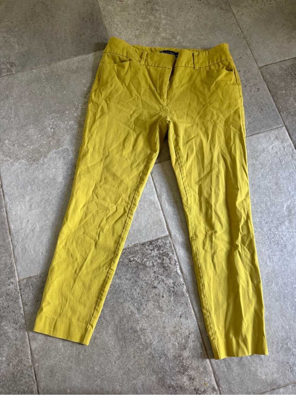 Cropped Slim Ankle Pants in Yellow